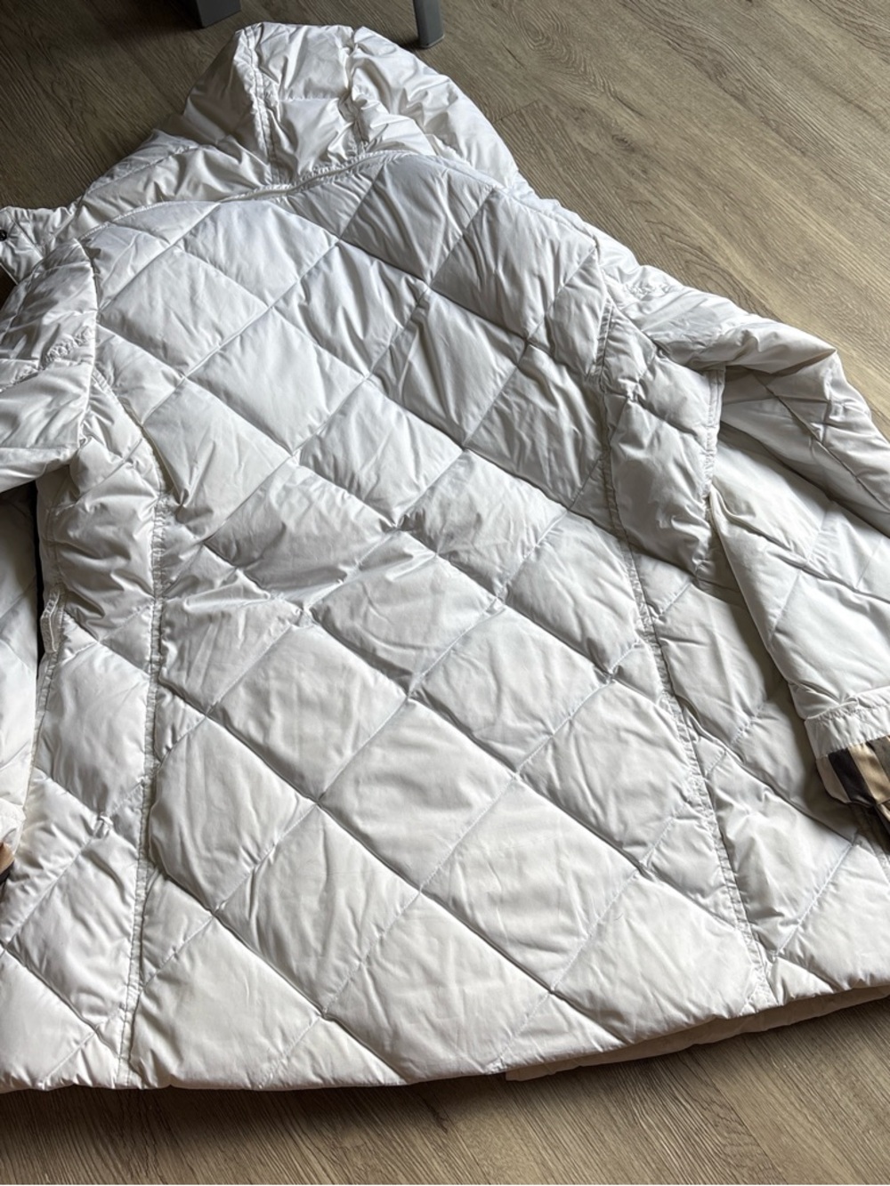 Women’s White Burberry quilted puffer coat with removable hood - Picture 5 of 5